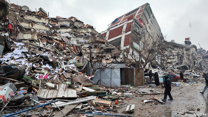 نائب الرئيس التركي: حصيلة قتلى زلزال تركيا ترتفع إلى 24617