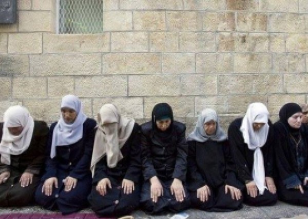 الاحتلال يمنع النساء والفتيات من دخول الأقصى 