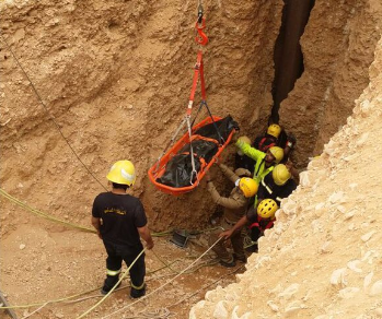 بالصور ..  استخراج جثة سعودي سقط في بئر عمقه 50 متراً