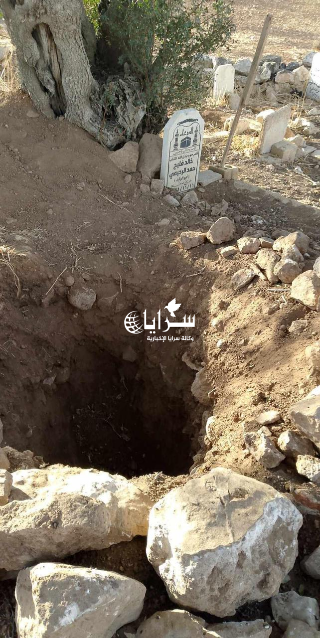 بالصور ..  مخربون ينتهكون حرمة الأموات بعبثهم في مقبرة المشيرفة الغربية بمحافظة جرش 