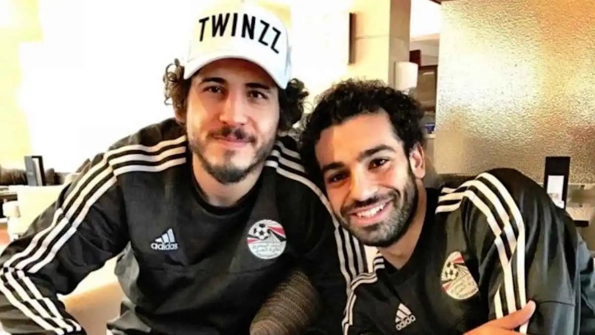 بعد اعتزاله ..  رسالة مؤثرة من محمد صلاح إلى أحمد حجازي (صورة) 