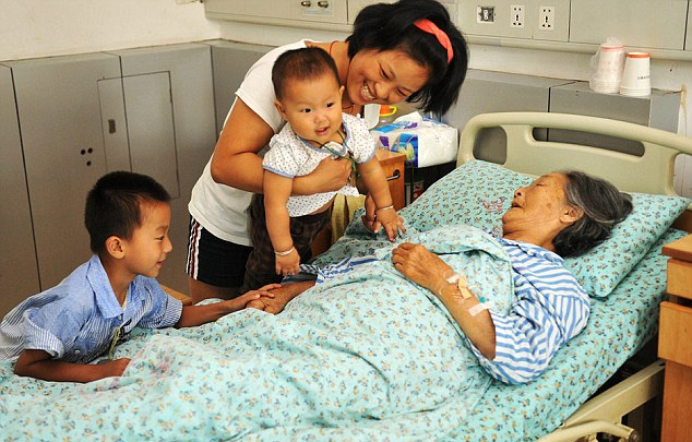 بالصور ..  كانت تجمع القمامة عندما وجدت طفلة على حافة الموت .. ماذا حصل لها الان