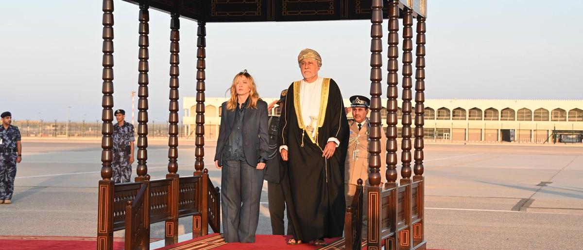 رئيسة وزراء إيطاليا تصل مسقط في زيارة رسمية