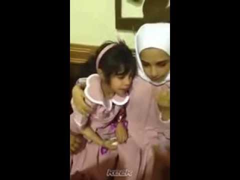 بالفيديو  ..  سخرية معلمة من دموع طفلة تثير الغضب بالكويت