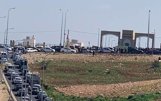 تجمهر المئات من المواطنين في محيط مستشفى السلط الجديد
