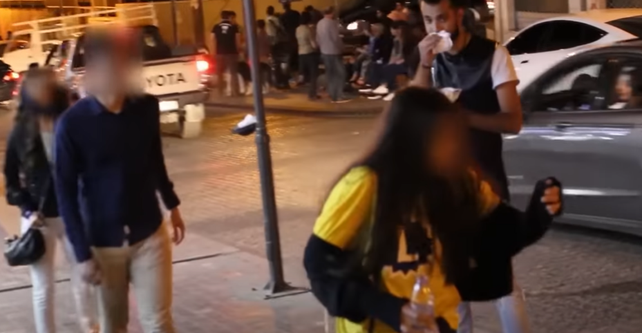 الكاميرا الخفية: مقلب العطس على الناس في الشارع
