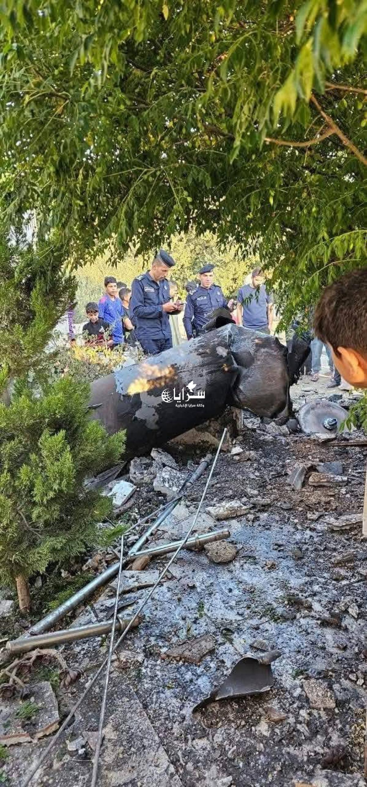 بالفيديو والصور ..  سقوط شظايا جسم طائر في مادبا دون وقوع إصابات 