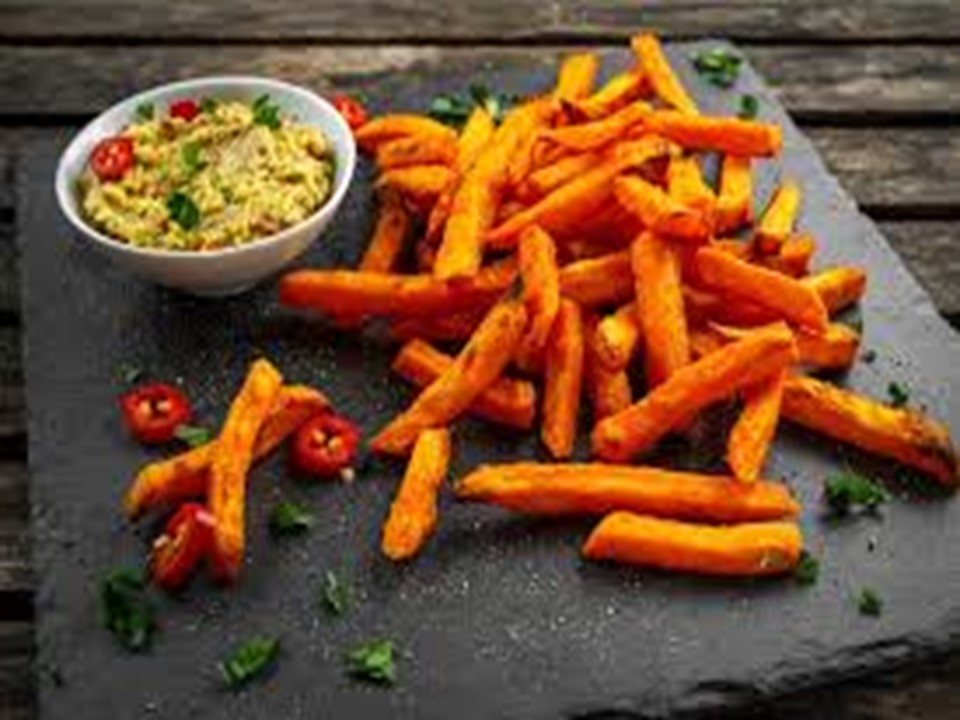 أصابع البطاطس المُحمرة بطعم الفلفل الحلو والحار