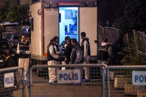 الشرطة التركية تغادر القنصلية السعودية بعد تفتيشها الذي استمر ثماني ساعات بعد اختفاء "خاشقجي"
