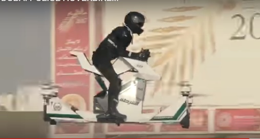 بالفيديو ..  "الشرطي الطائر" في شوارع دبي