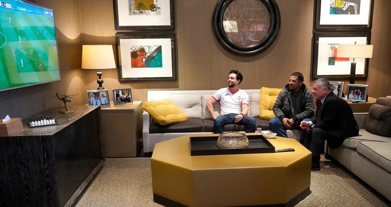 الملك وولي العهد يستضيفان عامل وطن لمتابعة مباراة النشامى