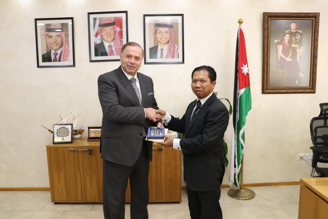 "عمان العربية" والملحقية الماليزية تبحثان التعاون المشترك