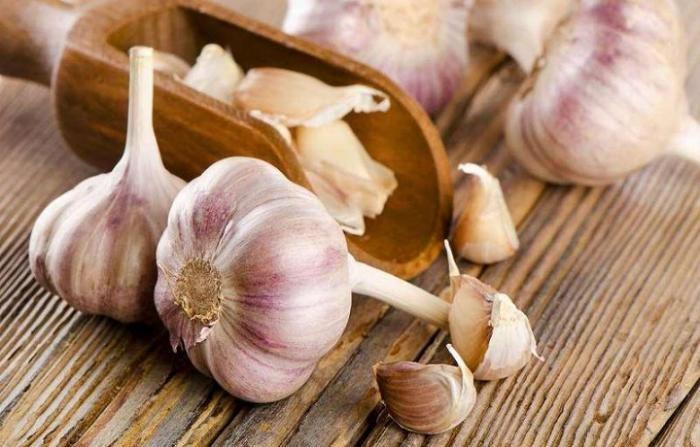 ماذا يحدث لجسمك عند تناول ثوم على الريق ؟