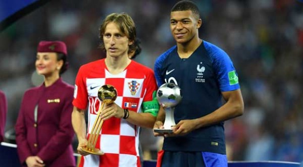 مودريتش يتوج بجائزة الكرة الذهبية ومبامبي افضل لاعب وكين هداف مونديال 2018  