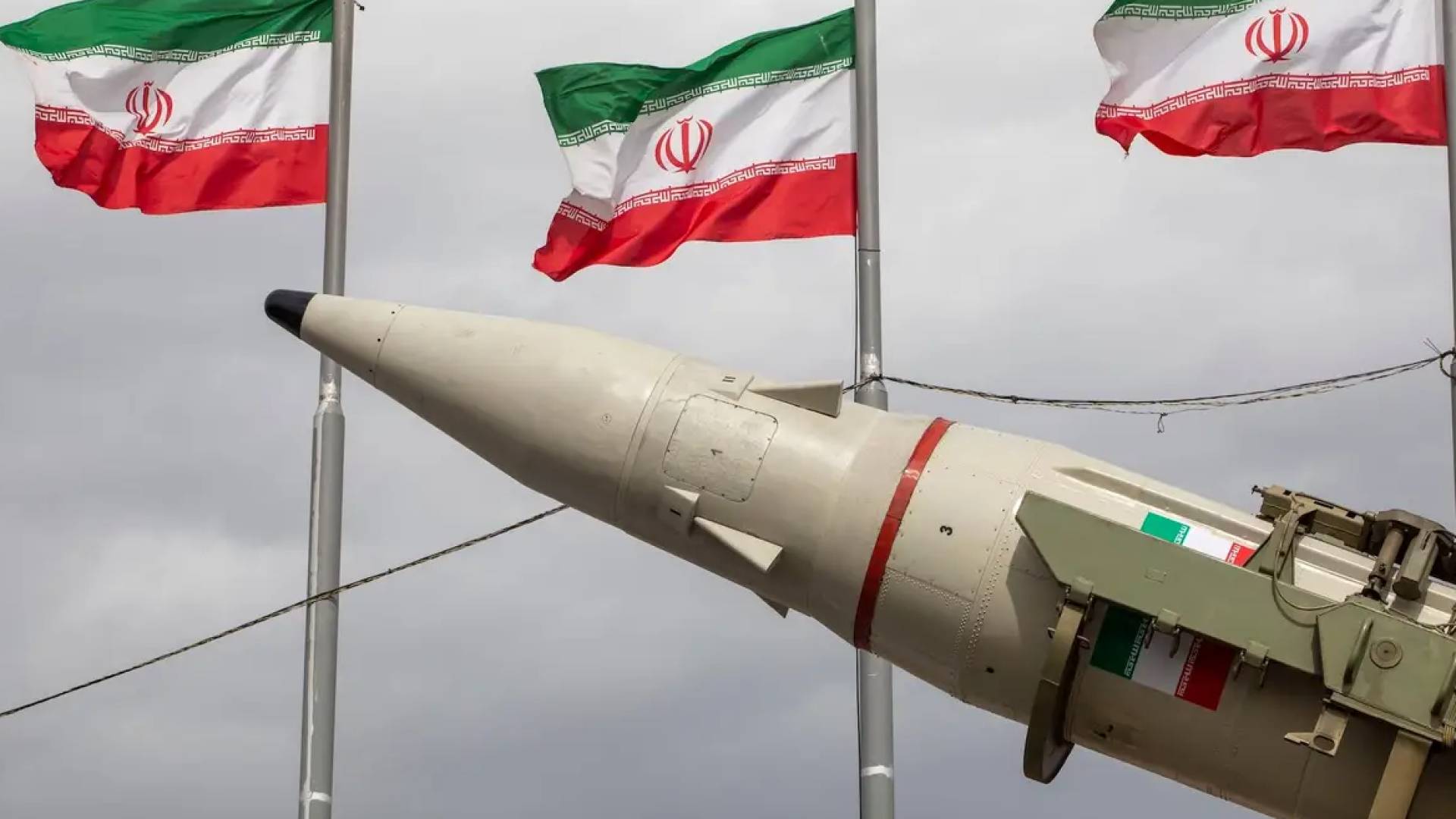 رئيس البرلمان الإيراني يتحدى: "نحن مسلحون ومستعدون ..  فليتقدم الأعداء"