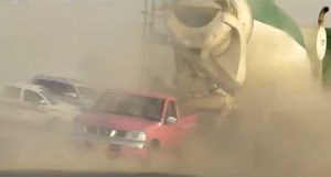 بالفيديو ..  سعودي يلتصق بـ"خلاطة اسمنت" من الخلف خلال استعراضه "التقحيص"