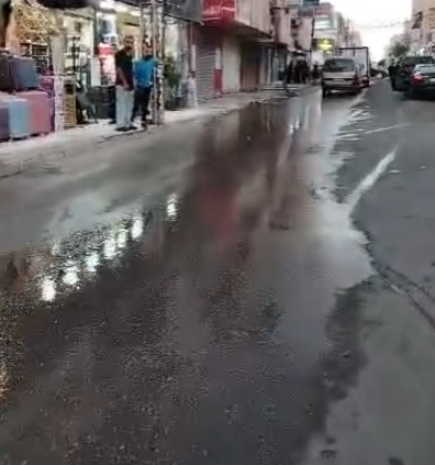 بالفيديو ..  مياه صرف صحي تغمر شارعًا رئيسيًا في المفرق ومناشدات للبلدية بالتدخل
