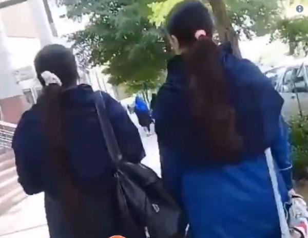 هذا ما فعلته احدى المعلمات بطالبة خوفاً من إثارة "غرائز" الناظر لشعرها  ..  "تفاصيل"