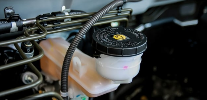 نقص زيت الفرامل: مخاطره وكيفية الفحص