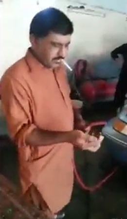 بالفيديو ..  كشف عامل سرق اساور ذهبية من سيارة كان ينظفها