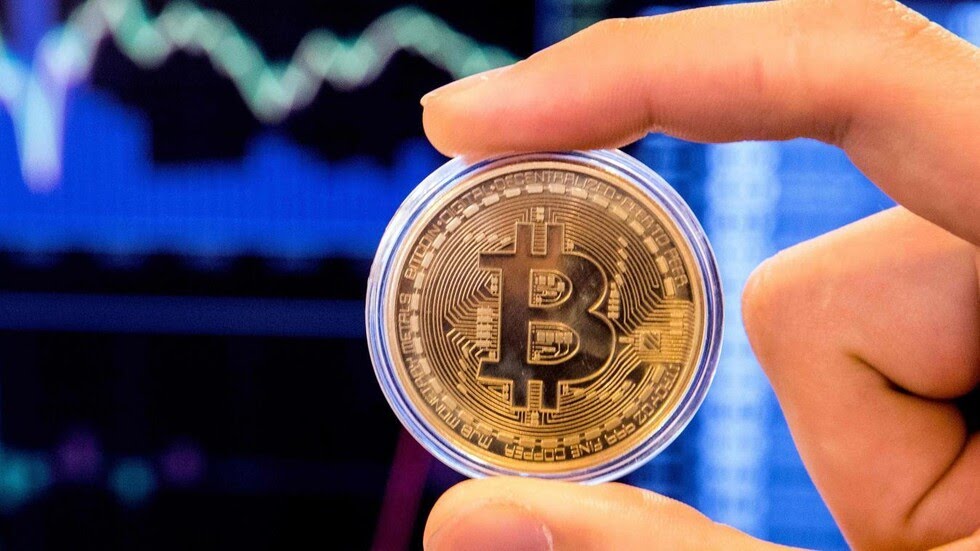 لأول مرة منذ أغسطس ..  تراجع حاد في “بتكوين” بعد اقتراح روسيا حظر العملات الرقمية