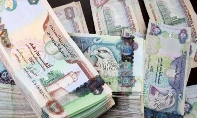 استدرجوه لتوقيع شيكات بـ 6 ملايين درهم ..  3 آسيويين يحتالون على مستثمر الامارات