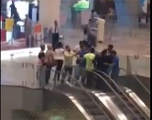 بالفيديو  ..  مشاجرة بين كويتيين من الشباب في المطار