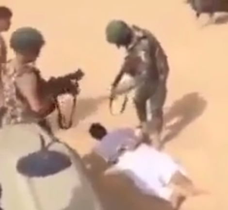 بالفيديو  .. لحظة اعتقال الجيش المصري لارهابيين بعد مطاردتهم في صحراء سيناء