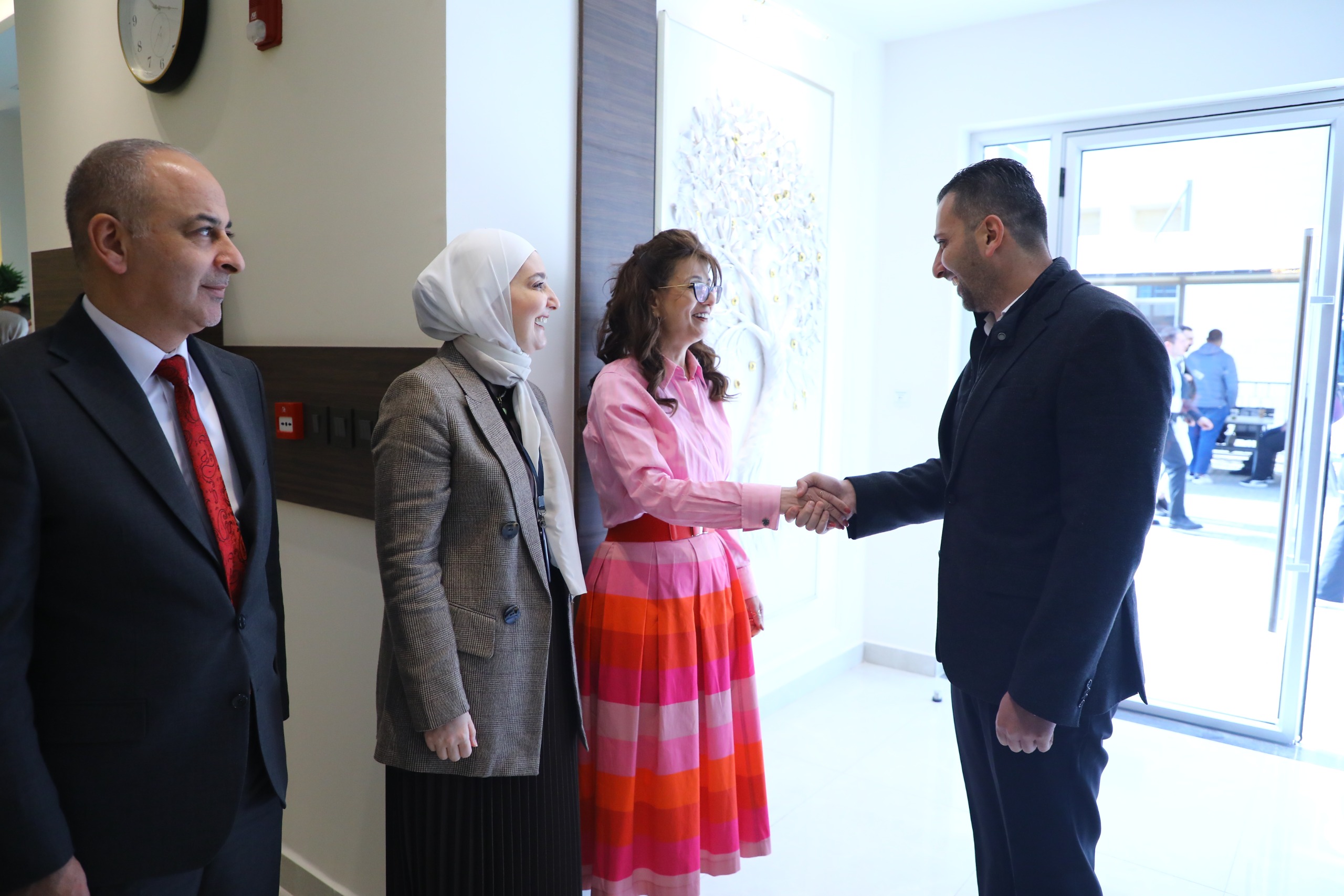 أسرة جامعة الشرق الأوسط تتبادل التهاني بمناسبة عيد الفطر السعيد