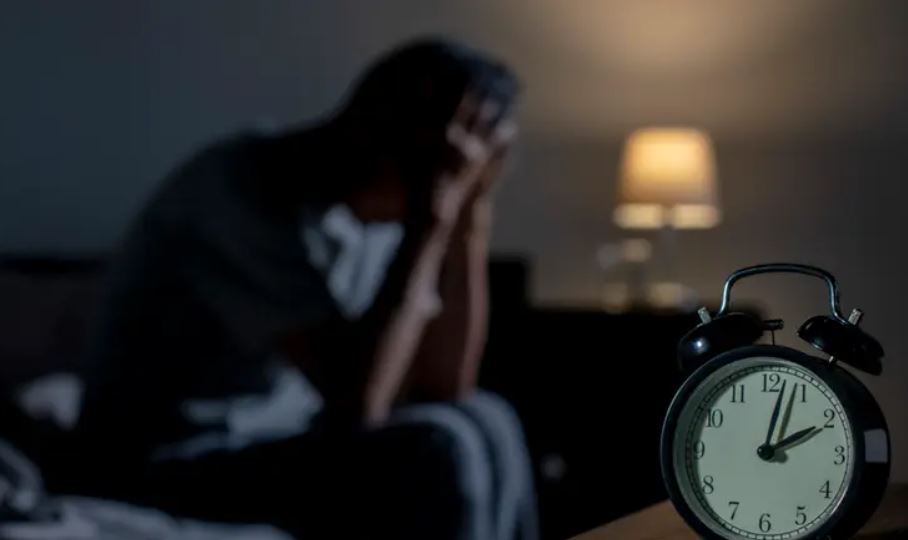 عادة بشرية قديمة ..  أسرار الاستيقاظ في الثالثة فجراً