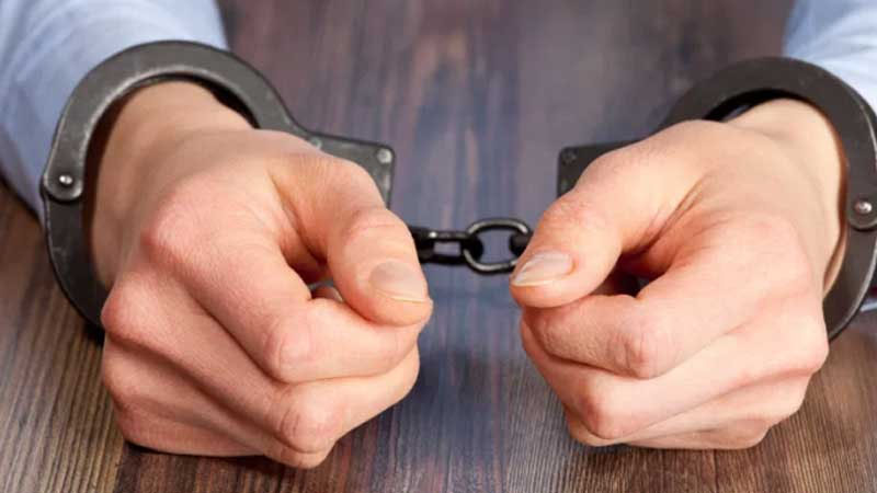 إيقاف 4 موظفين في مستشفى حكومي عن العمل بتهمة التلاعب بوصولات مالية