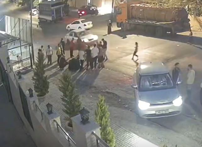 إصابة طفلين بحادث دهس في منطقة خريبة السوق ..  والسائق يفر من موقع الحادث - فيديو