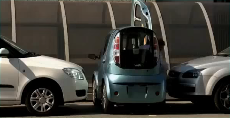 بالفيديو ..  أصغر سيارة في العالم يمكنك قيادتها لداخل غرفتك!