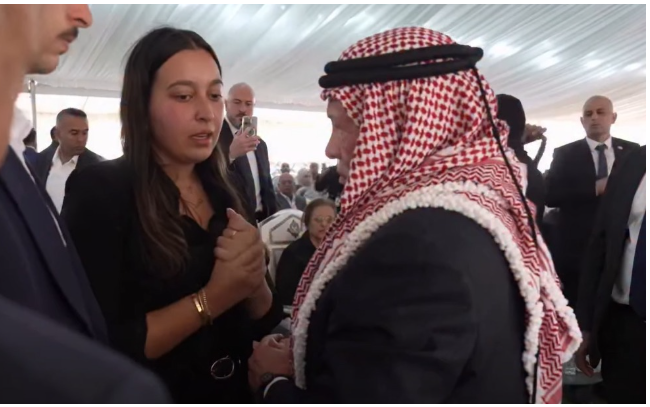 الملك مواسياً ابنة الشهيد عاصم برقان: مسكناهم وهذه ليست النهاية ..  وابنة الشهيد: أنت الأب وكلنا ثقة