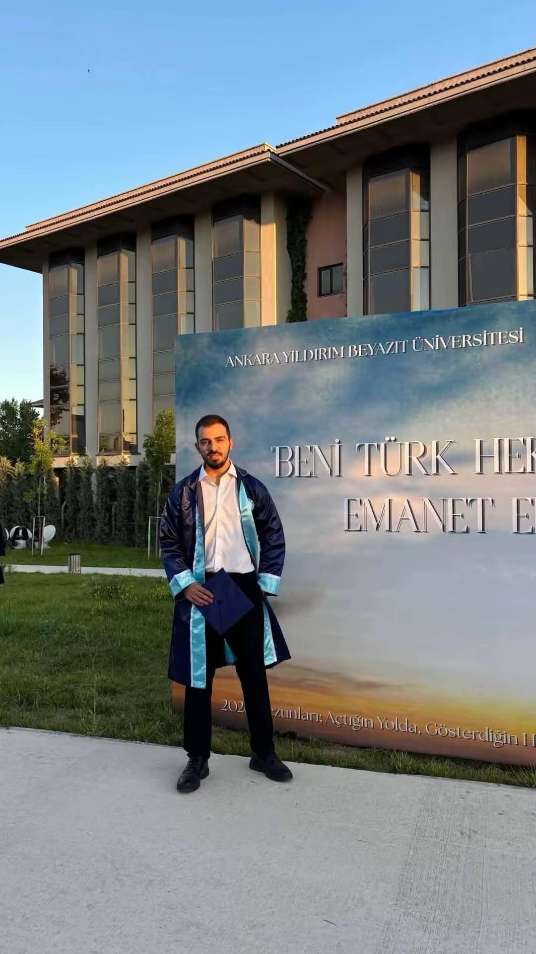 تهنئة للدكتور محمد جمعة العواملة بمناسبة حصوله على درجة الدكتوراه في الطب العام