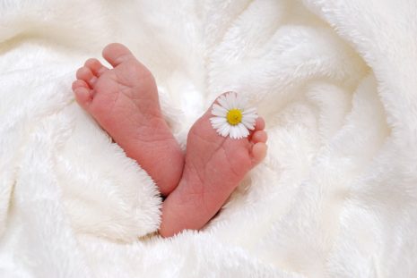 تفسير حلم رؤية الولادة للرجل ولعزباء ومتزوجة وحامل في المنام