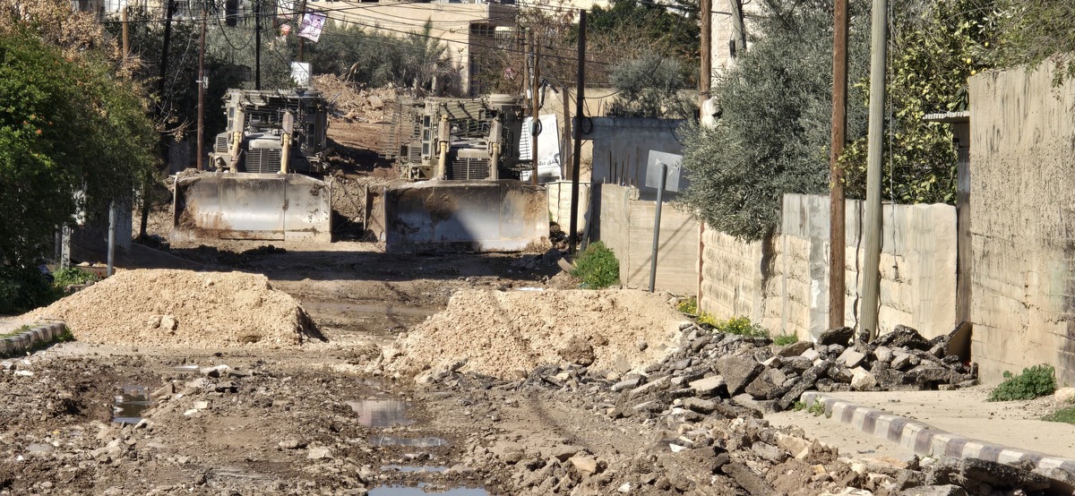 الاحتلال ينفذ عمليات تفجير وتجريف في مخيم جنين