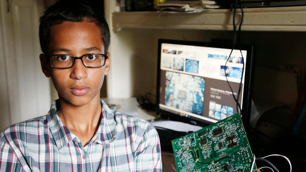 الطفل “مخترع الساعة” يفجر مفاجأة  ..  ويطالب بتعويض أمريكي بـ15مليون دولار لهذا السبب