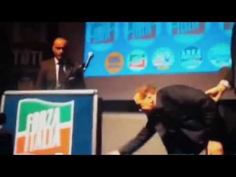 رئيس الوزراء الإيطالي السابق يتعرض لموقف محرج