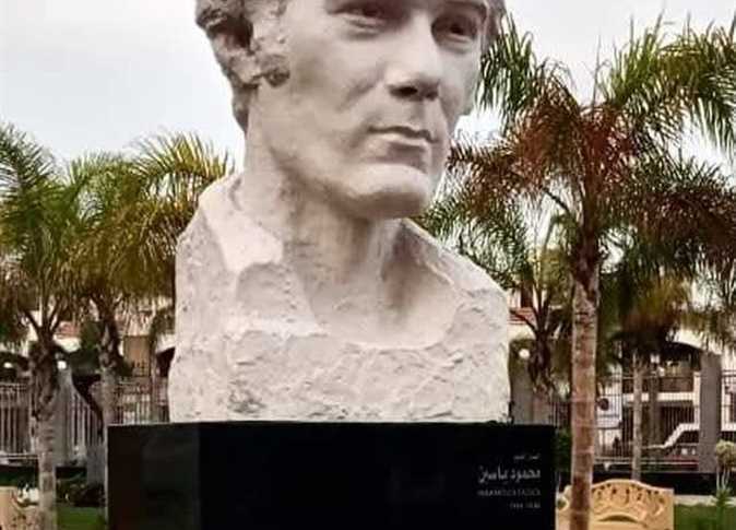 بالصور  ..  إسدال الستار عن تمثال الراحل عمرو ياسين وابنه محمود يتغيب فما السبب؟