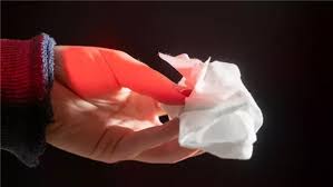 تحذير طبي من المناديل المبللة ..  تعرف على مخاطرها