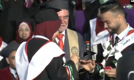 شاهد  ..  خرّيج يتقدم لخطبة زميلته خلال حفل تخرجهما 