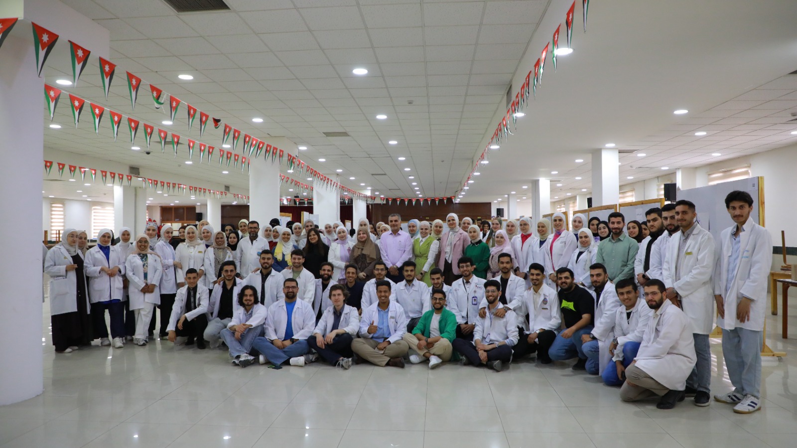 كلية الصيدلة تقيم معرض الملصقات لطلبة مادة "حالات في المداواة 2"