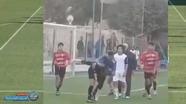 واقعة مؤسفة ..  لاعب مصري يعتدي على حكم مباراة أشهر له بطاقة صفراء… فيديو
