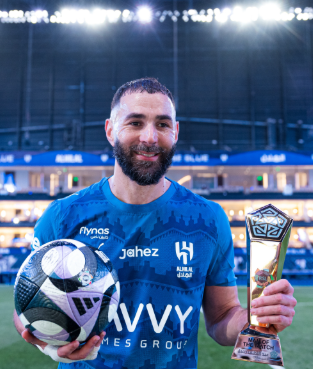 بنزيما بعد تتويج الهلال بالكأس: هذه مجرد البداية ..  والدوري هدفنا المقبل