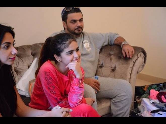 بالفيديو ..  حلا الترك من جديد تستفز والدتها بمساعدة والدها!