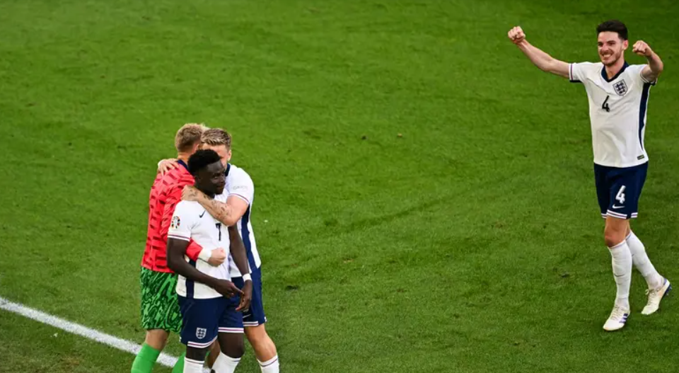 مدرب إنجلترا يدافع عن ساكا ورايس بعد انسحابهما من المعسكر