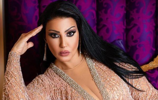 سمية الخشاب تنهار خلال تشييع جثمان والدتها وغياب الفنانين يحدث ضجة