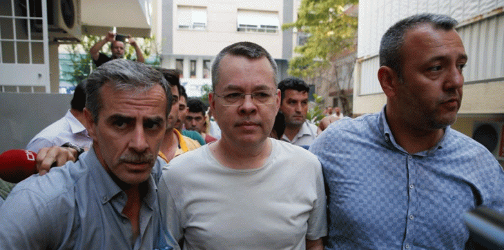 الأمن التركي ينقل القس “برانسون” إلى المحكمة