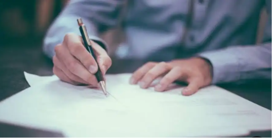 مغتربون يطالبون بإعادة النظر في نظام الإجازات بدون راتب: القرارات الجديدة تهدد آلاف الأسر والاقتصاد الوطني